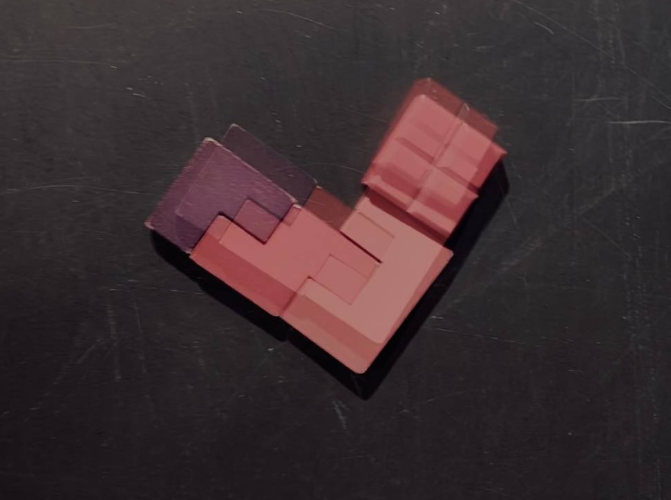 這張圖片是我跟伴侶去眠豆腐逛床單的時候，用他們牆上的磁鐵拼的小愛心，她當時看到就立刻說「我要用這個來當這首歌的封面！」😆